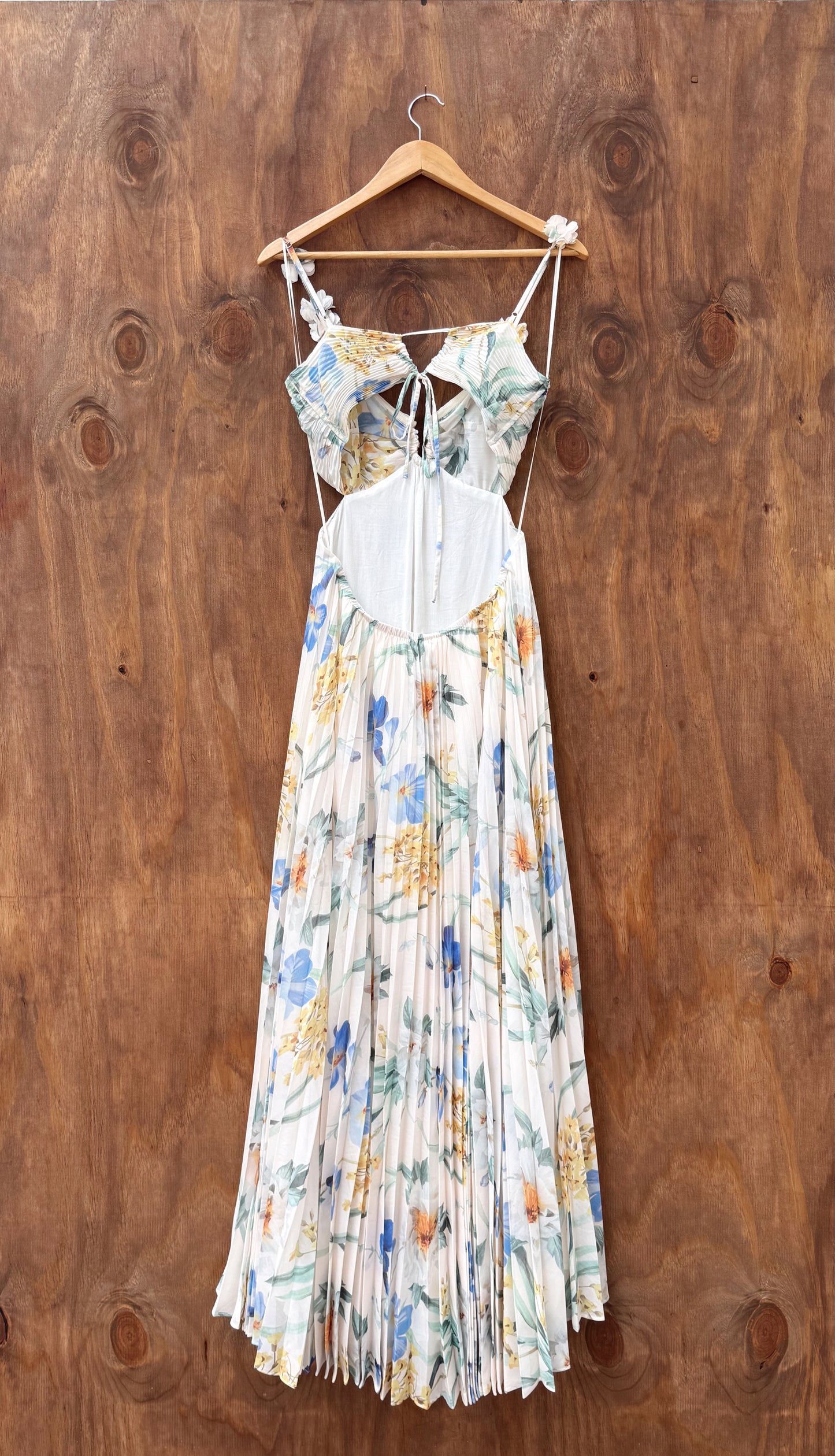 Floral flowing maxi dress, with backless flattering cut